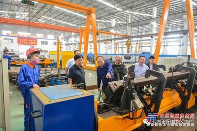 山東廣源集團(tuán)董事長(zhǎng)管延松一行參觀考察方圓集團(tuán)裝飾工程